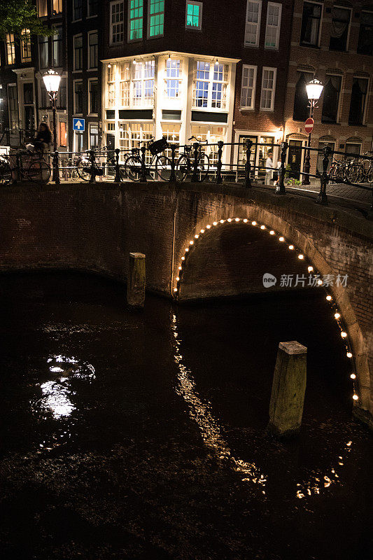 阿姆斯特丹的运河和桥梁在夜晚灯火通明