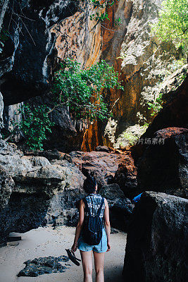 独自旅行的女人探索洞穴附近著名的拉伊海滩在泰国