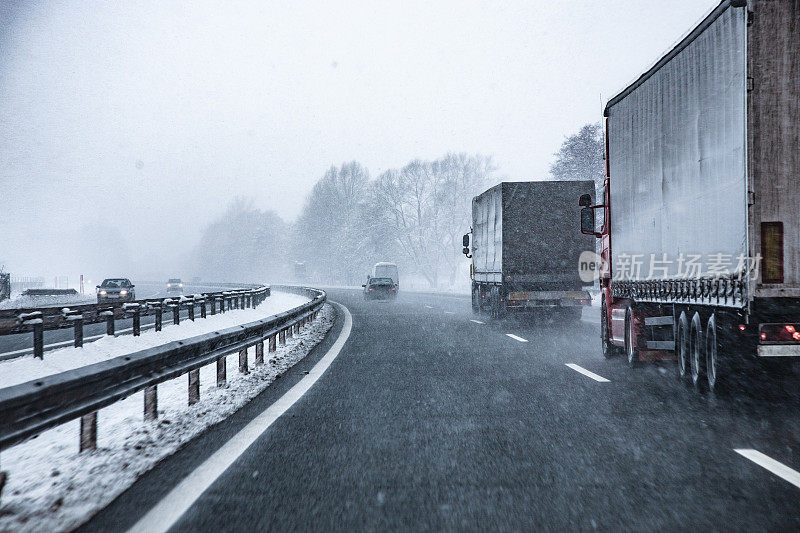 《暴风雪》中高速公路上的卡车