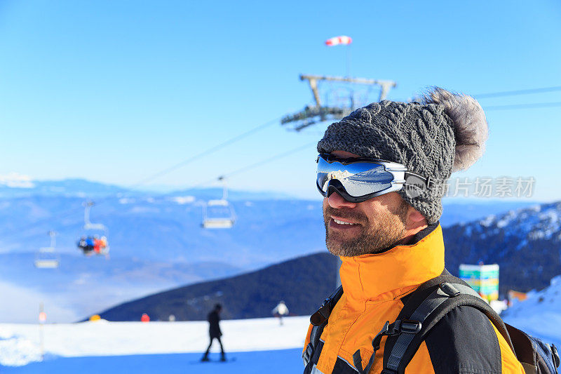 男性背包客在雪山徒步旅行