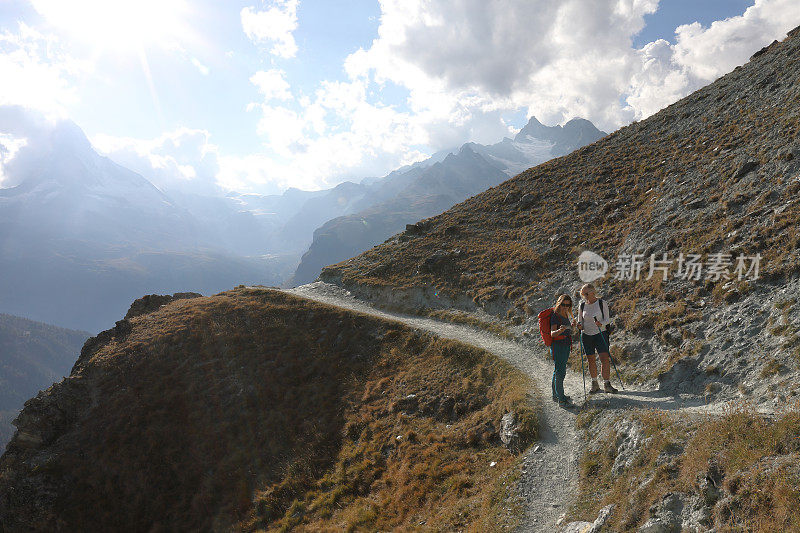 当道路分叉时，两个徒步旅行者在看地图