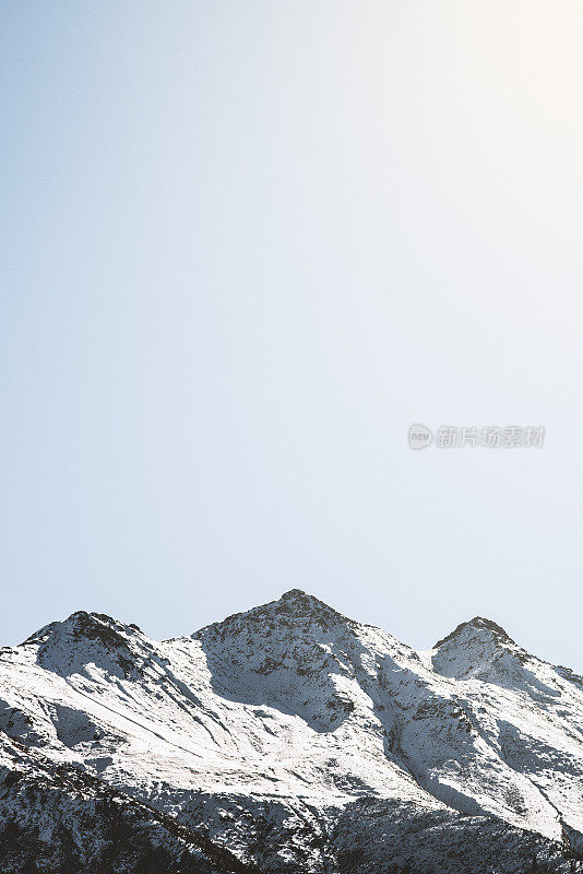 蓝天下的雪山