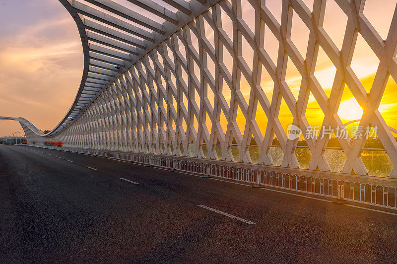 夕阳下的现代桥