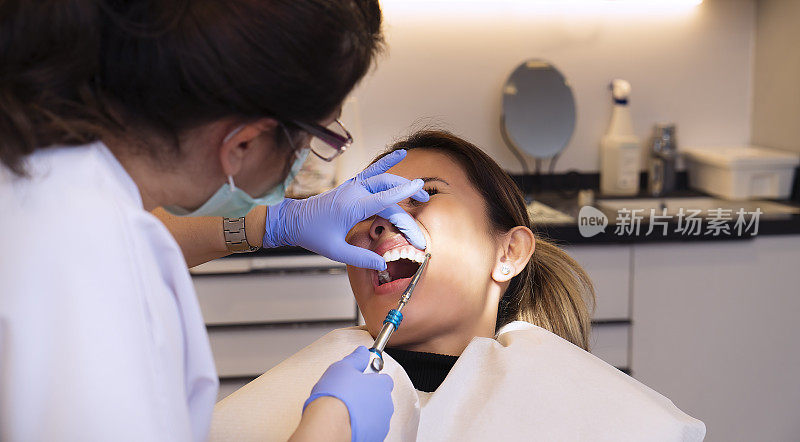 在牙科诊所进行例行牙科检查的妇女