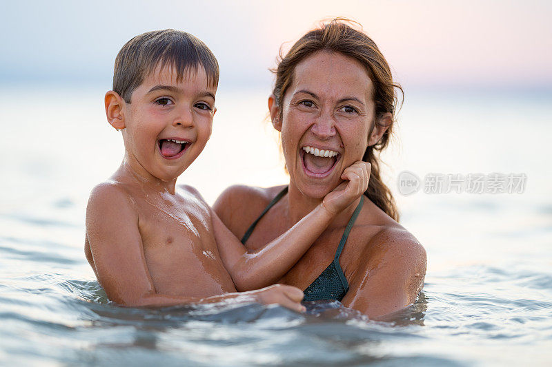 描绘真实幸福的生活母亲和儿子一起在湖里
