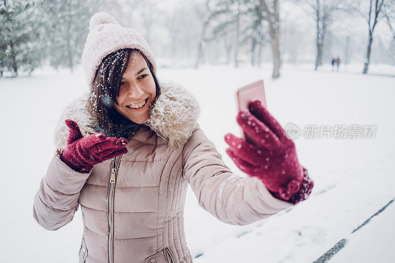 一个在雪中自拍的女人