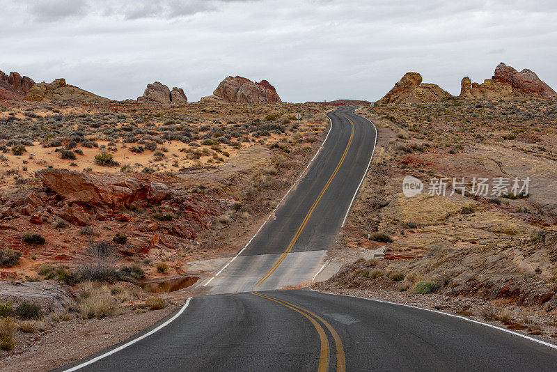 红岩峡谷的空旷沙漠路