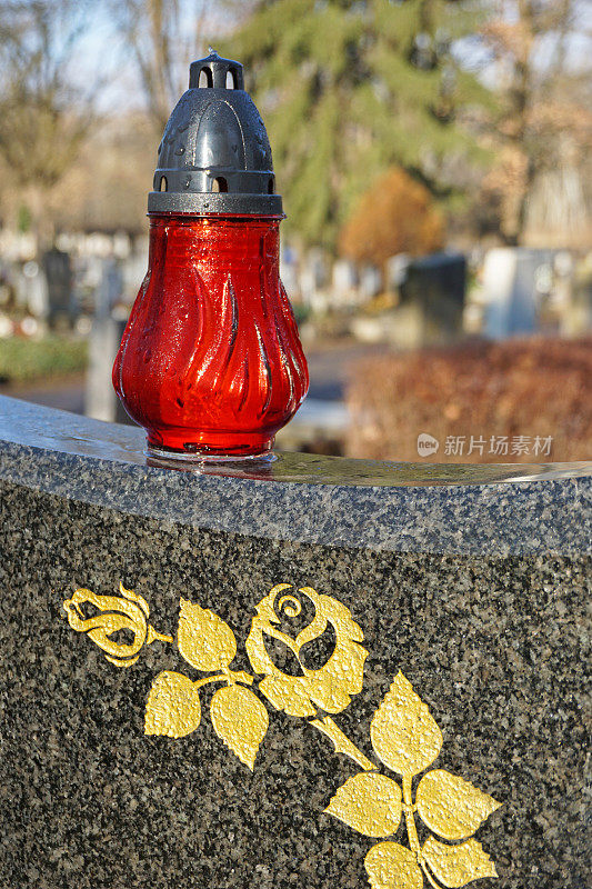 墓地墓碑上的灯笼
