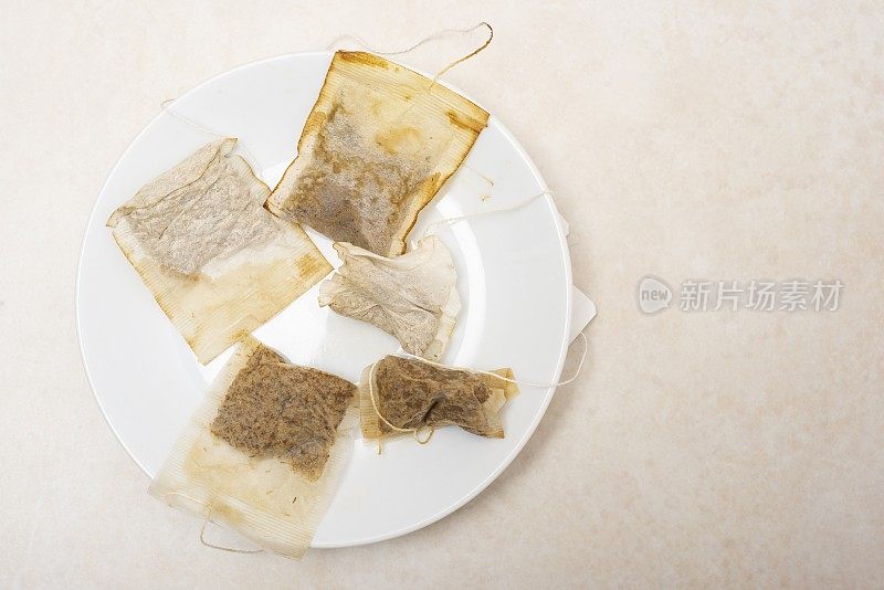 用过的茶包放在白色盘子上