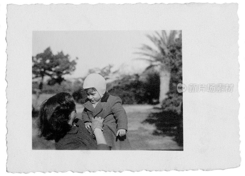 1949年，年轻的母亲带着她的孩子