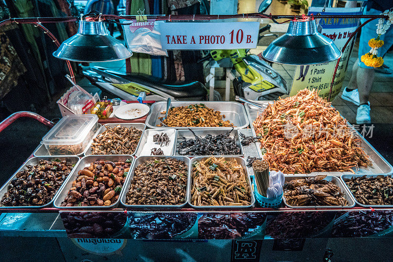 泰国曼谷街头的油炸昆虫