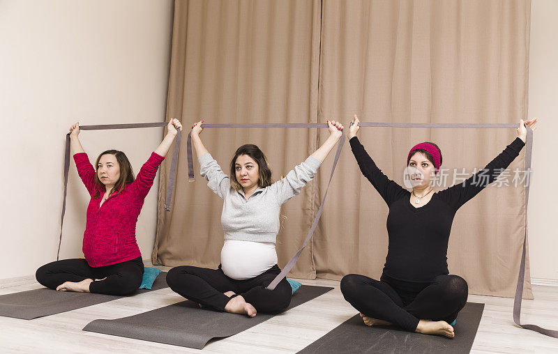年轻孕妇在做产前瑜伽
