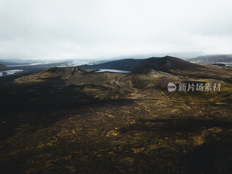 鸟瞰图在冰岛高地火山口美丽的湖