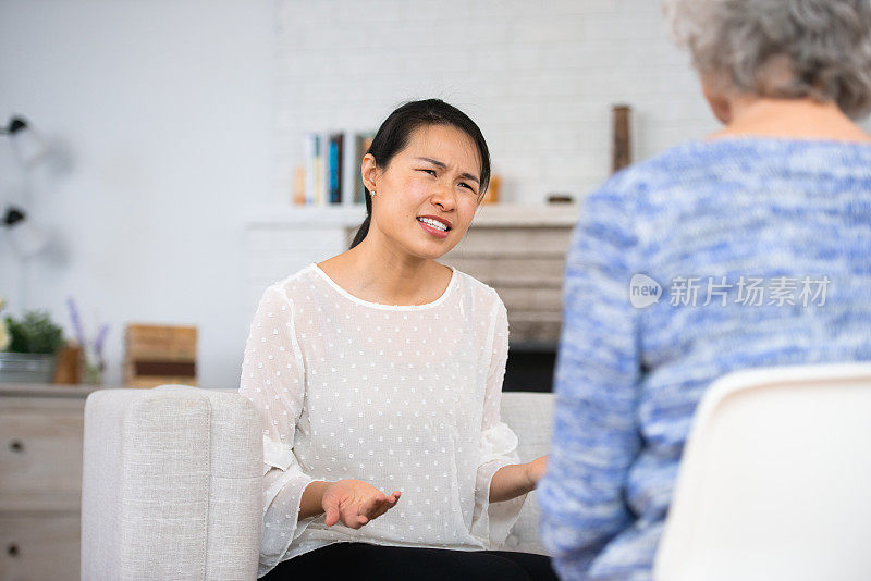 女人对治疗师说话