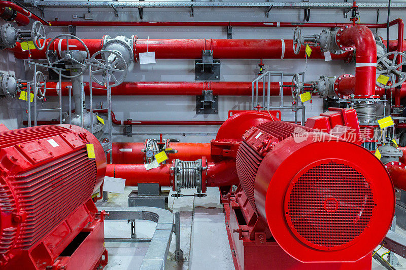 工业消防泵站。可靠、无故障的设备。自动灭火系统控制系统。强大的电动水泵、洒水车的阀门和管路。