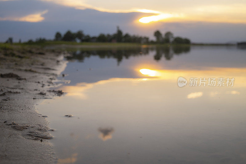 在一个美丽的夏夜，日落在河IJssel在兹沃尔附近