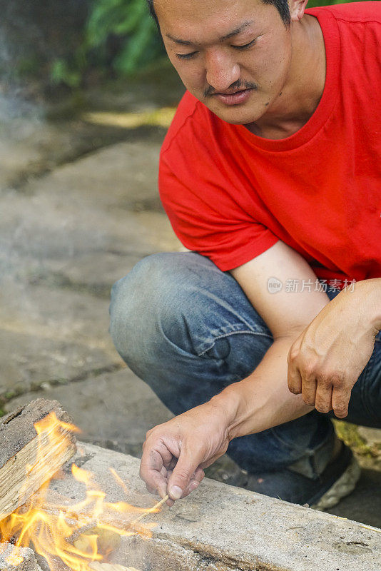 正面图日本男子玩火的肖像