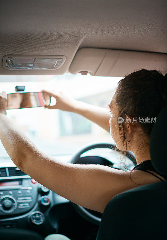 年轻女子司机调整后视镜