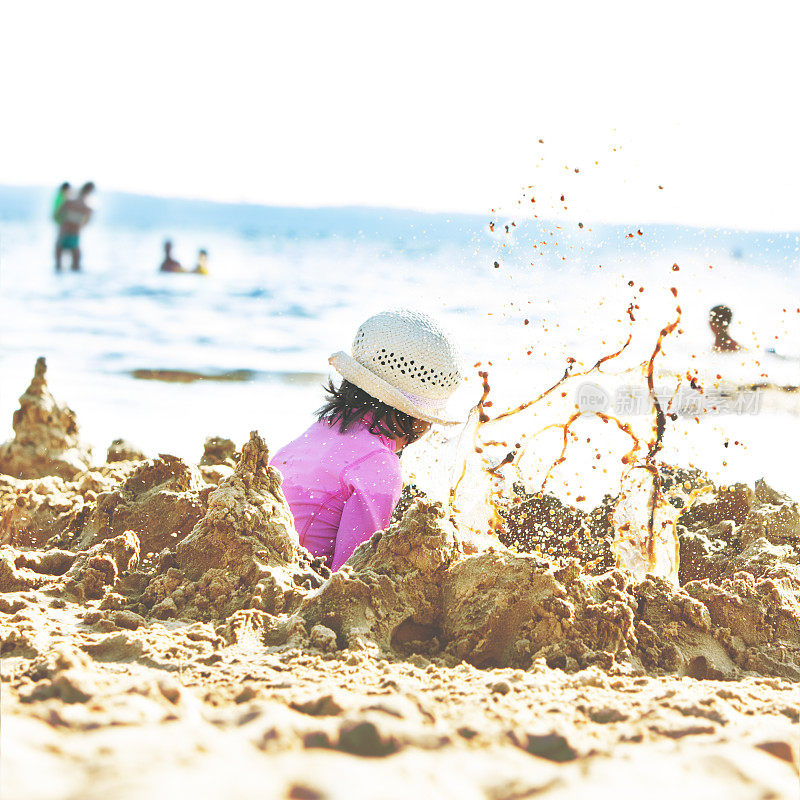 孩子们在海滩上玩沙子