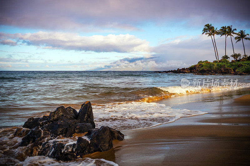 日出和彩虹在波罗海滩，在Wailea，毛伊岛，夏威夷