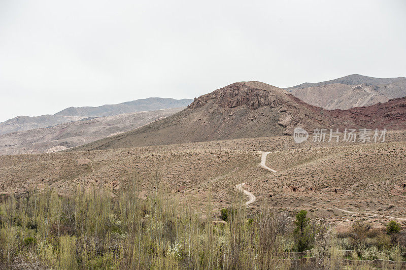 伊朗中部Abyaneh村附近沙漠Karkas山脉的春天景观