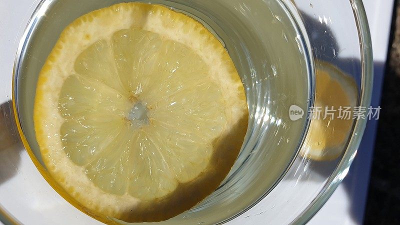 柠檬片在一杯水里