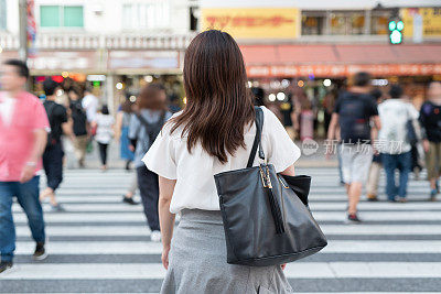 秋叶原大街上的一名极客女子