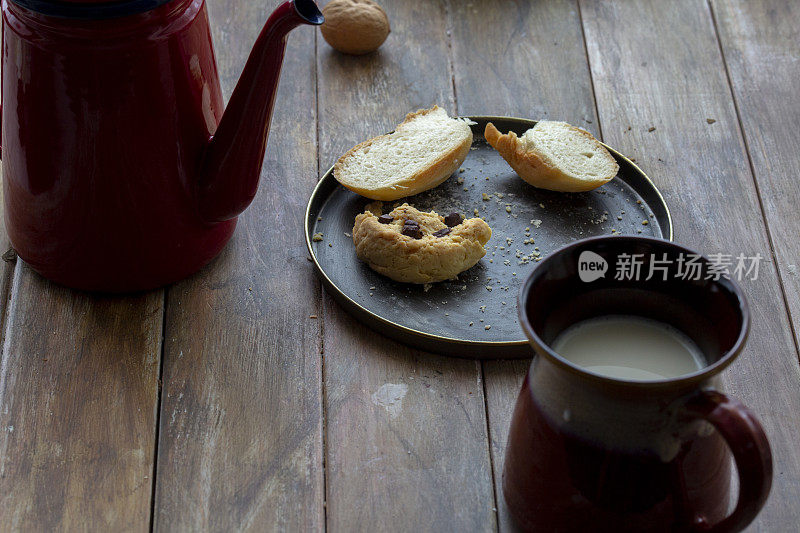 牛奶、面包和吃过的饼干