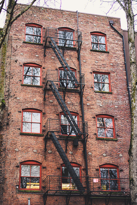 旧红砖建筑，黑色金属防火梯