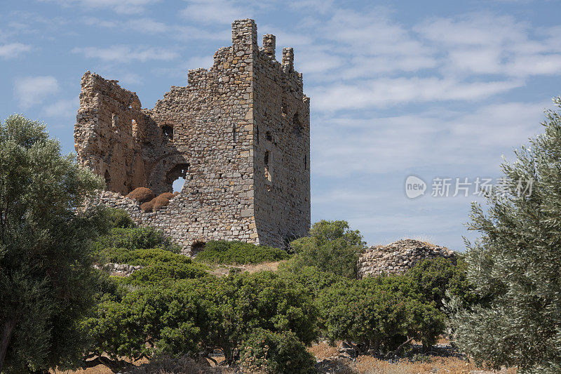 希腊希奥斯岛的埃姆普里奥斯村附近的废弃多西亚城堡的废墟