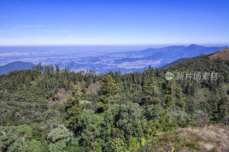 约旦田野上的曼蒂基拉山脉