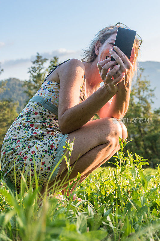 一名女子在山间草地上拍下了有趣的夏日自拍