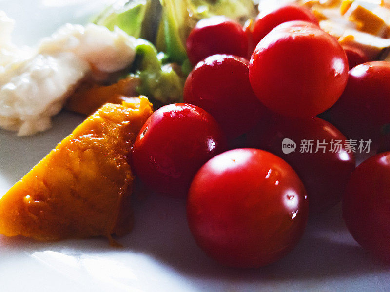 简单但健康的一餐，烟熏鸡肉，樱桃番茄和鳄梨加蛋黄酱和酱油