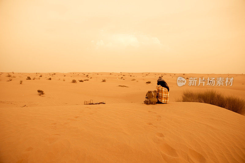 亚洲女人在沙漠旅行