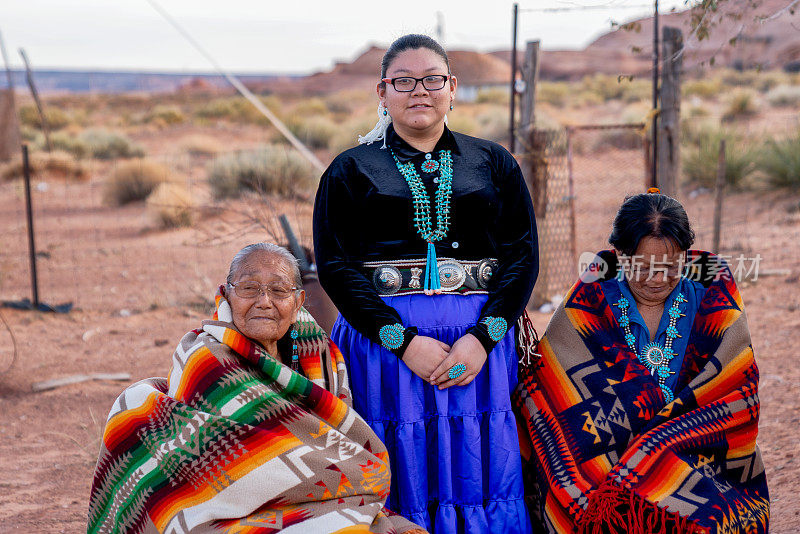 美国原住民纳瓦霍妇女，十几岁的孙女，祖母和曾祖母在亚利桑那州犹他州边界纪念碑谷的传统纳瓦霍家外