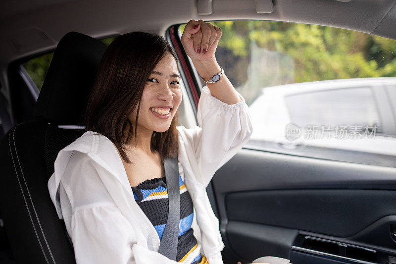 年轻女子喜欢坐在乘客座位上开车