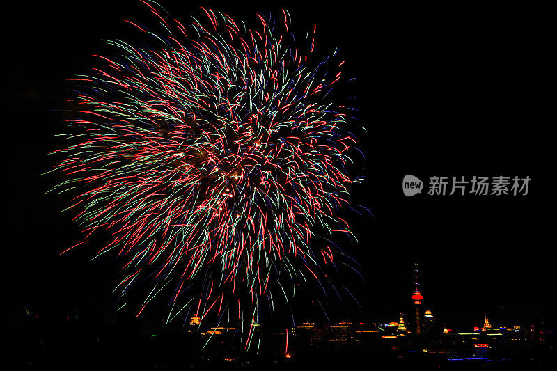 夜空焰火表演，庆祝新年的到来