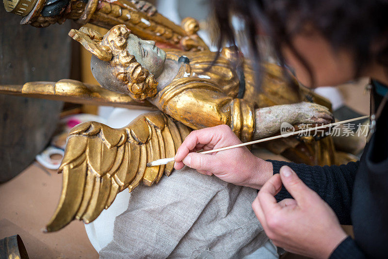 修复和制作实验室工匠:修复古董金色天使雕像