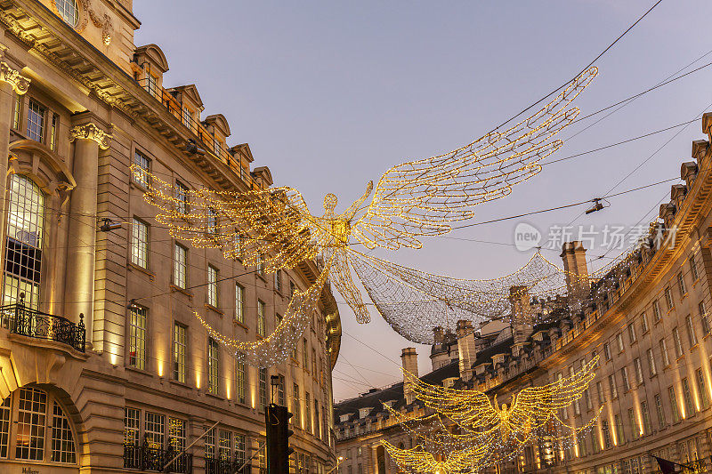 黄昏时分，伦敦摄政街装饰着2019年圣诞节的节日装饰