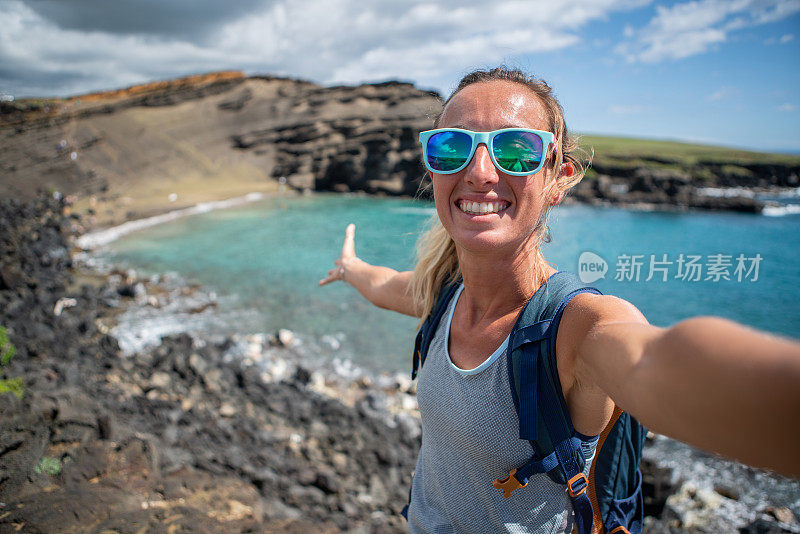 徒步旅行的女人与绿色沙滩自拍，夏威夷