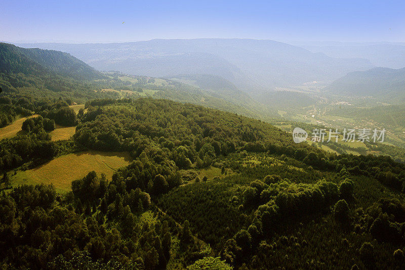 汝拉是法国东部Bourgogne-Franche-Comté的一个部门，以汝拉山脉命名