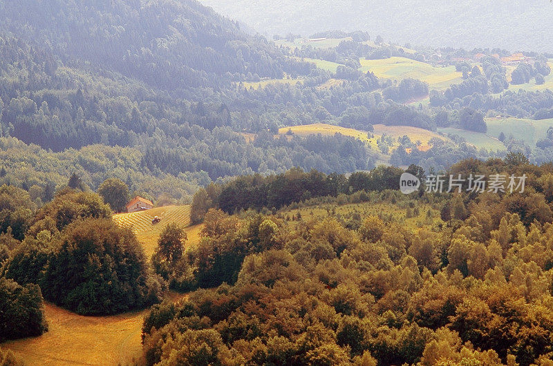 汝拉是法国东部Bourgogne-Franche-Comté的一个部门，以汝拉山脉命名