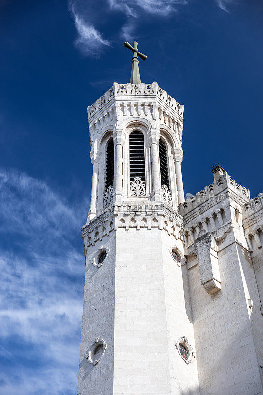 在蓝色的天空中，近距离观察法国里昂市福维耶圣母院的四个美丽的钟塔尖顶