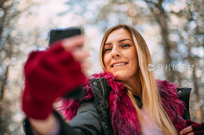 美丽的女人在雪山里自拍