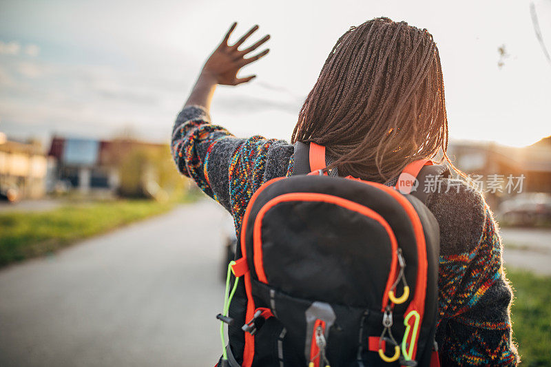 背着背包的女人在搭顺风车