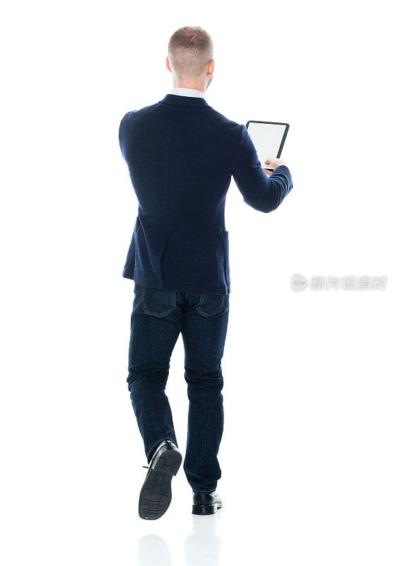 白人年轻男性经理在白色背景下穿着裤子，使用数码平板电脑