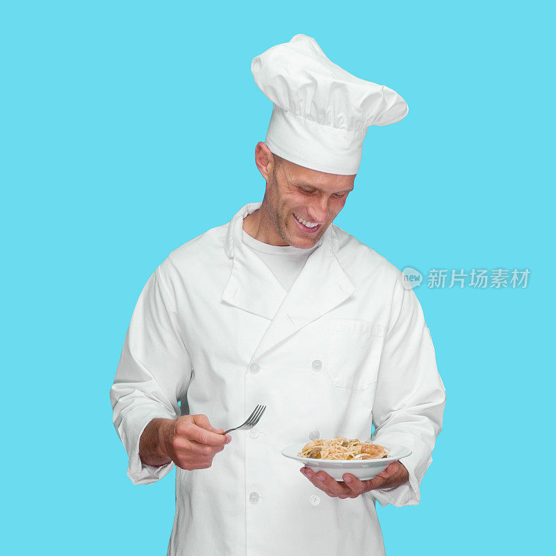 白种人年轻男厨师前面穿着蓝色的裤子背景