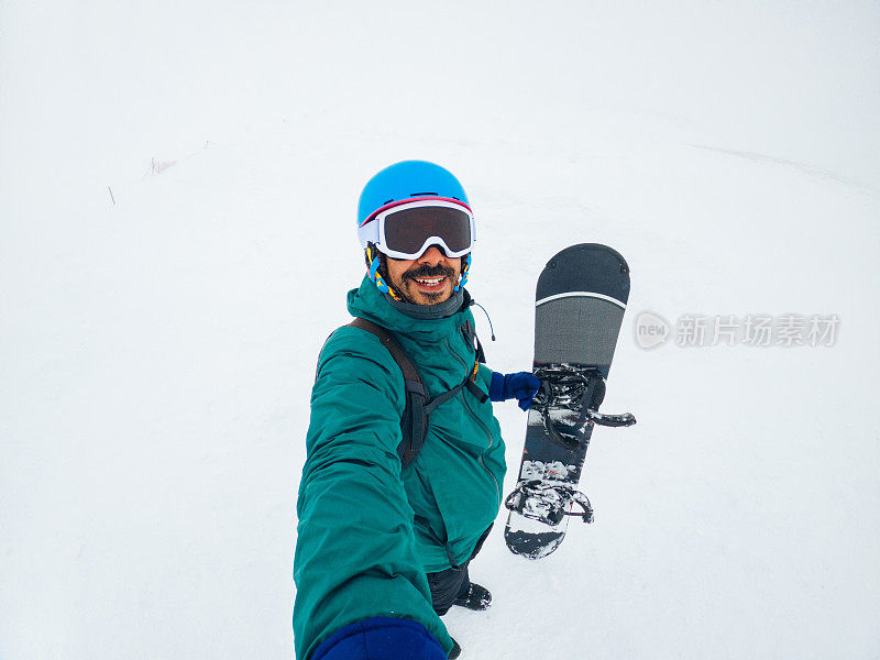 滑雪运动员在山上自拍