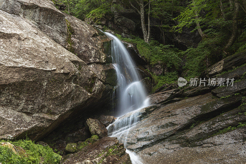 水流从岩石中平静地流过