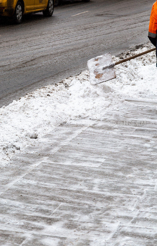 俄罗斯莫斯科，工人们在清扫道路上的积雪